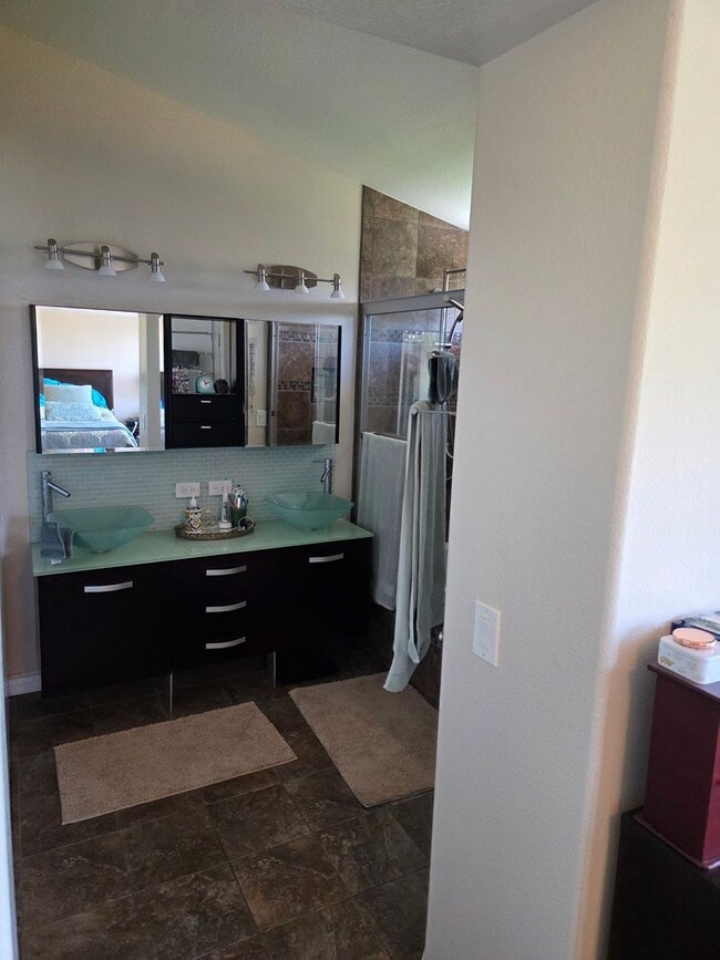 Building Photo - Spacious 4 bedroom 2.5 bath home with a hu...