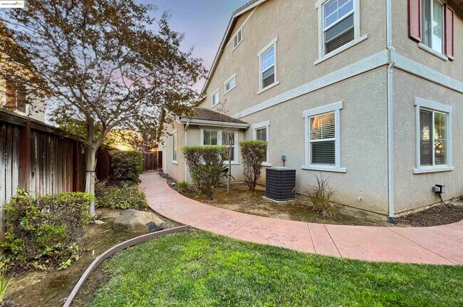 Building Photo - 2765 St Andrews Dr