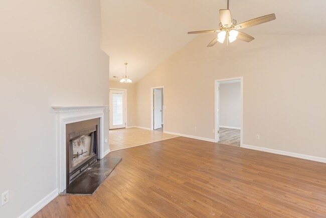 Building Photo - Beautiful 4 bed 2 bath home in Greensboro with fenced yard. Walk to coffee shop and restaurants.