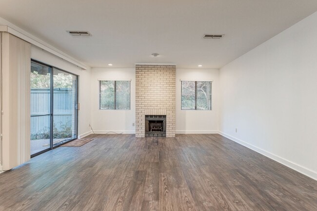 Building Photo - TCU / Medical District Townhome