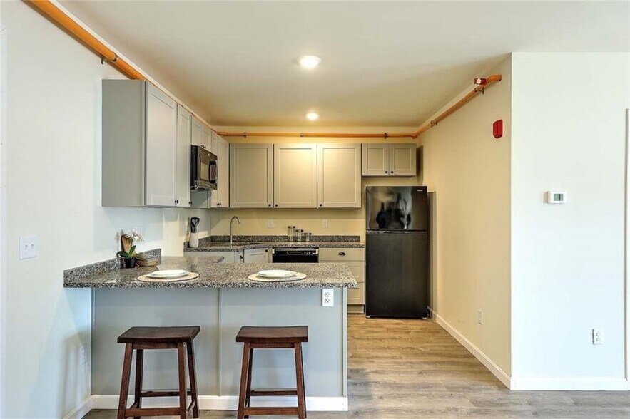 Building Photo - 327 Pine St