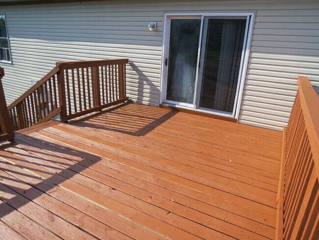 Building Photo - 857 Radbourne Dr