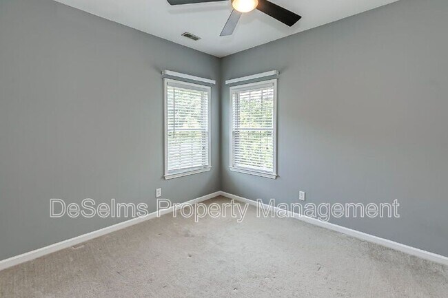 Building Photo - 701 Brent Glen Pl