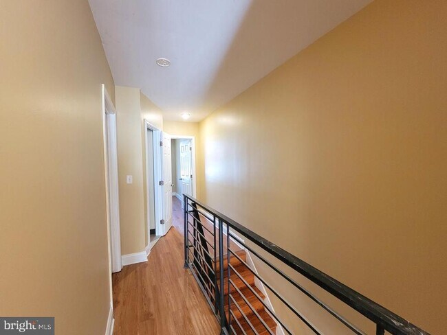 Building Photo - 923 E Schiller St