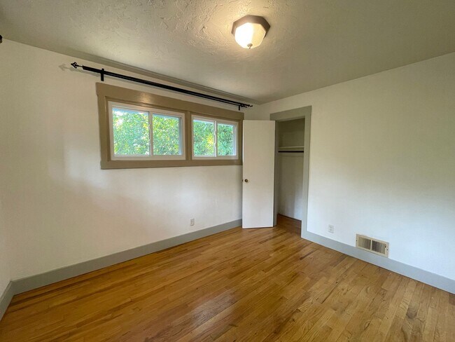 Building Photo - Lovely Lake Oswego Home with Attached Gara...