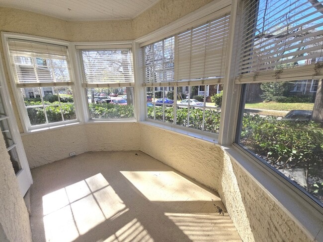 Building Photo - 800 Graydon Ave