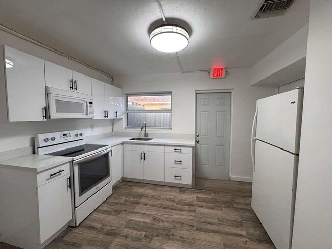 Building Photo - 3350 Powerline Rd