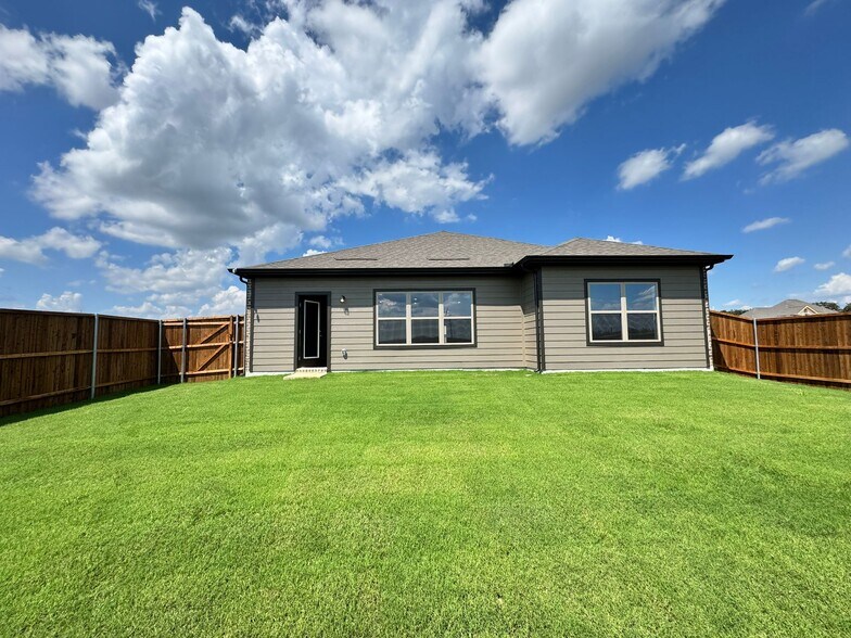 Building Photo - 3500 Kingdom Dr