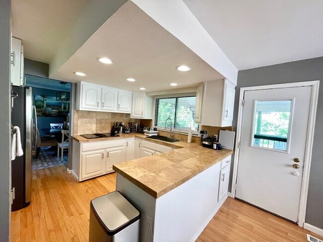 Building Photo - AVAILABLE TODAY - Beautiful 4BD/4BA Low-Ma...