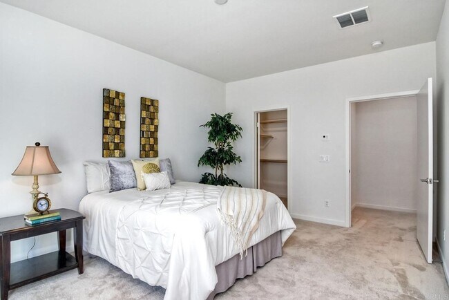Building Photo - Downtown Oceanside Condo with pool and roo...