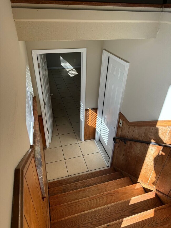 Building Photo - Spacious 3 Bedroom Split-Level Duplex