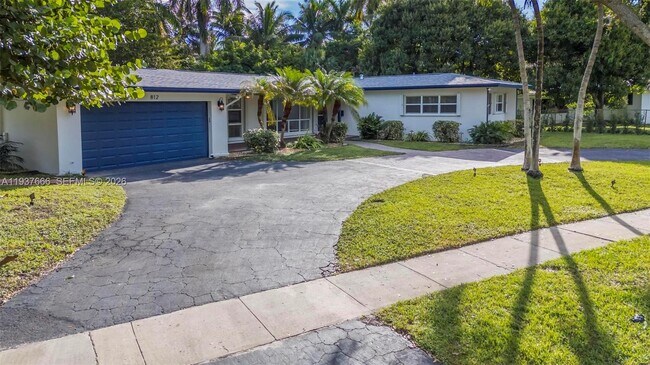 Building Photo - 812 Holly Ln