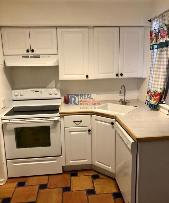 Building Photo - 2858 Jasmine St