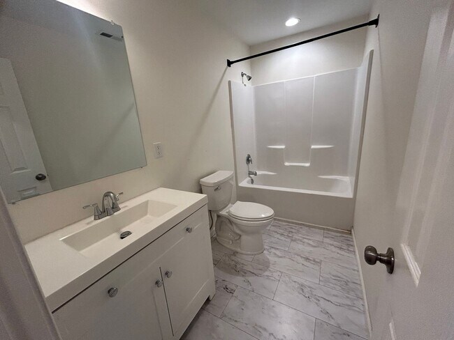 Building Photo - Charming 3 bedroom home located in the heart of Hampstead!