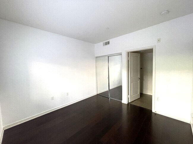 Building Photo - Luxurious Townhome in Gated Private Community