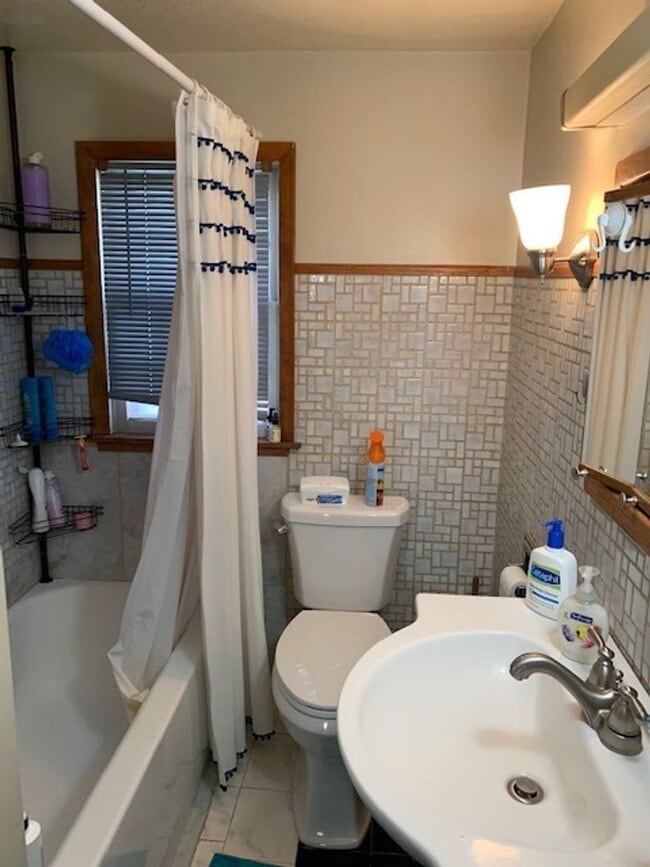 Building Photo - 4 Bedroom, 2 bath Unit very close to Regis University, restaurants and shops