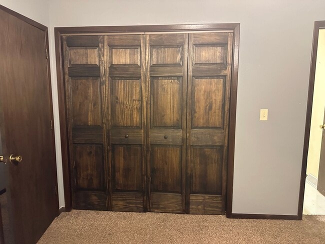 Building Photo - Spacious 3 BR/2 BA in nice north-side culdesac!