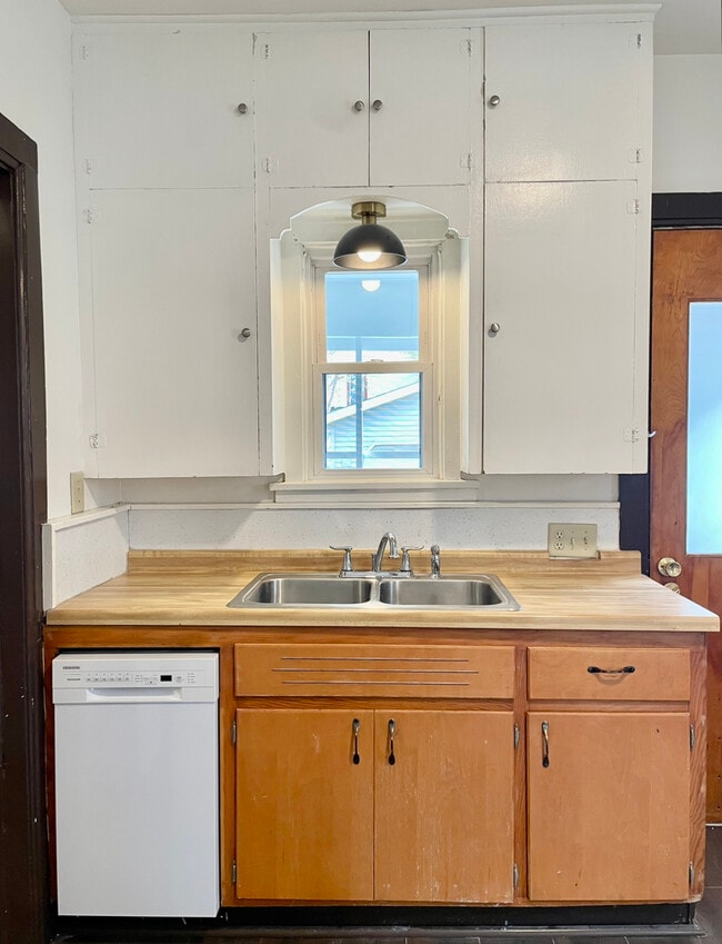 Building Photo - 2049 E Washington Ave