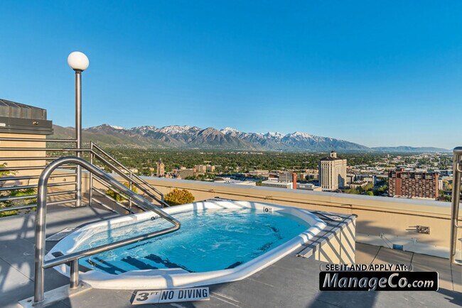 Building Photo - Chic 1BR/1.5BA Condo w/ Unbeatable Downtow...