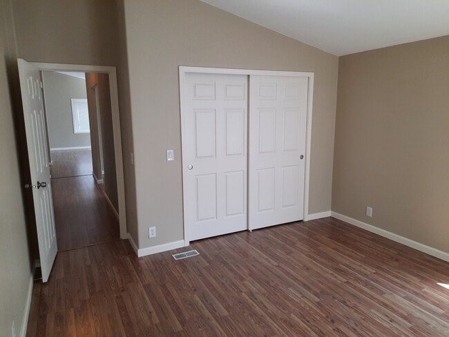 Building Photo - 3200 Oak Terrace Dr