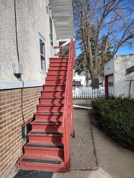 Building Photo - 216 E 2nd St