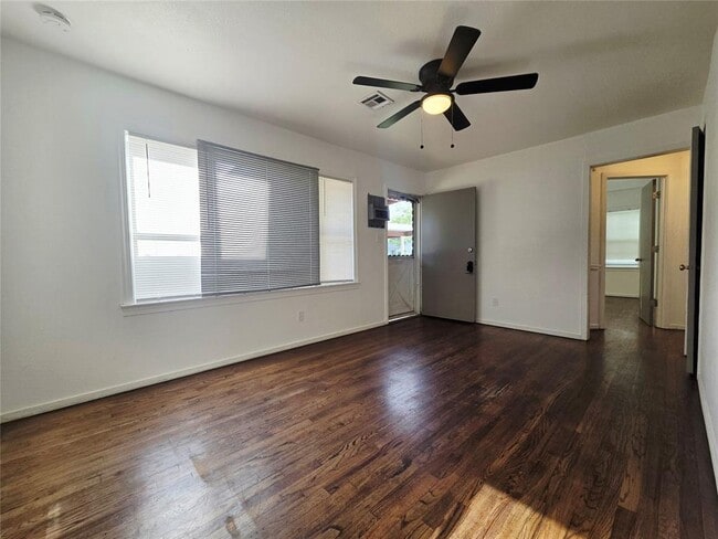 Building Photo - 3413 Willow Creek Dr