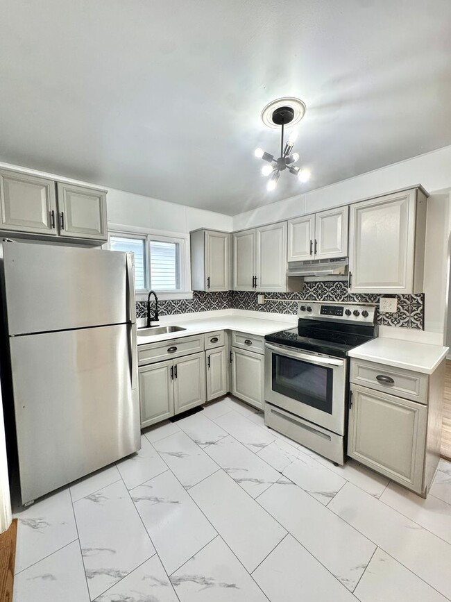 Building Photo - TWO BEDROOM Detached Home in Bethlehem Schools