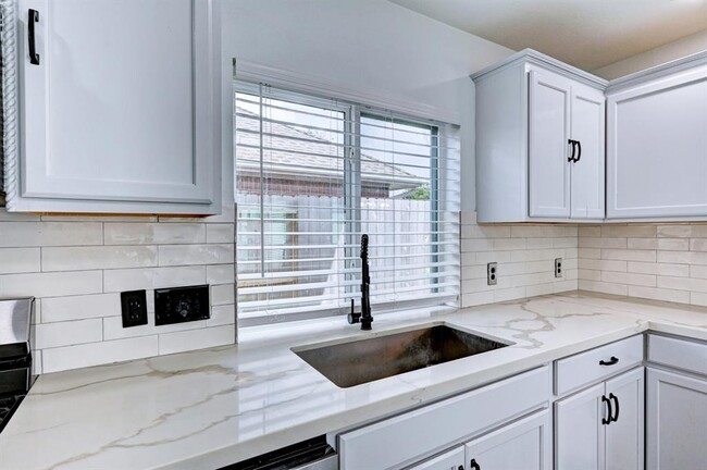 Building Photo - 12915 Stratford Heights Dr