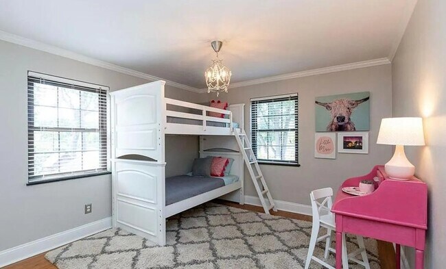 Building Photo - 256 Castle Dr