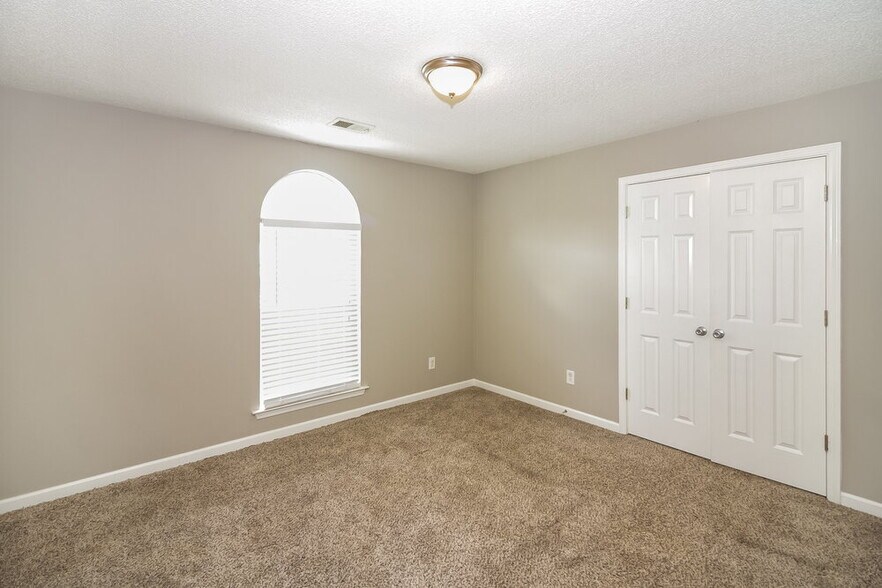 Building Photo - 6331 White Hawk Ln