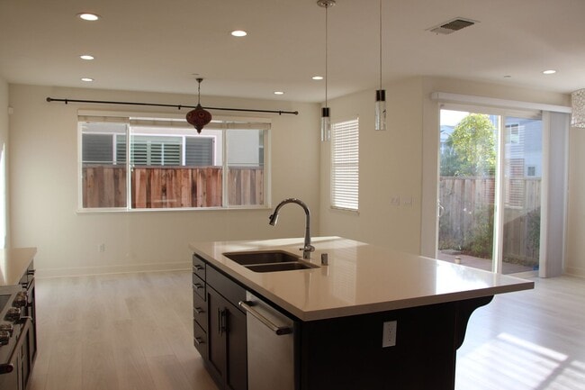 Building Photo - Schooner Way 4 bed 3 bath