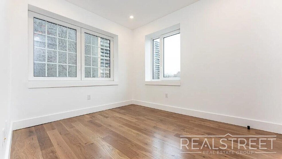 Building Photo - Montrose Avenue