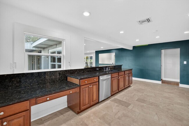 Building Photo - Lakefront 4-Bedroom Home for Rent in Beautiful Umatilla, FL