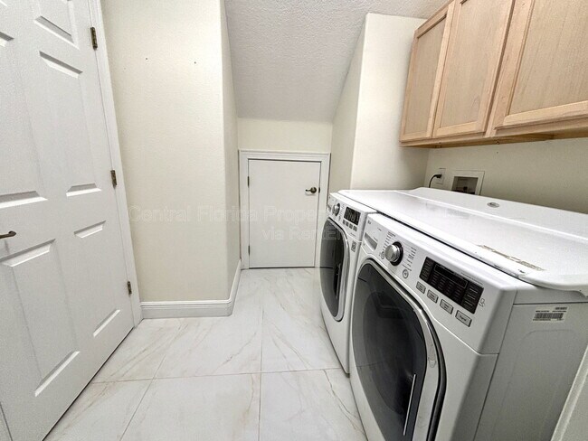 Building Photo - 381 E Sandpiper St