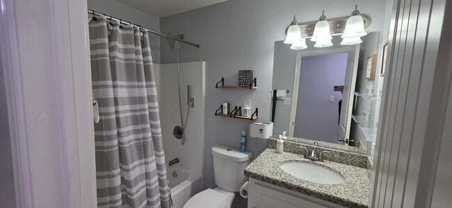 Building Photo - 624 S Vaughn Ave