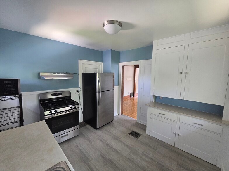 kitchen - 1019 Widdicomb Ave NW