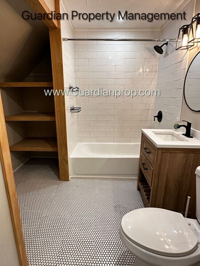 Building Photo - Northeast Minneapolis Single Family Home, Dishwasher, Hardwood Floors, W/D in Unit