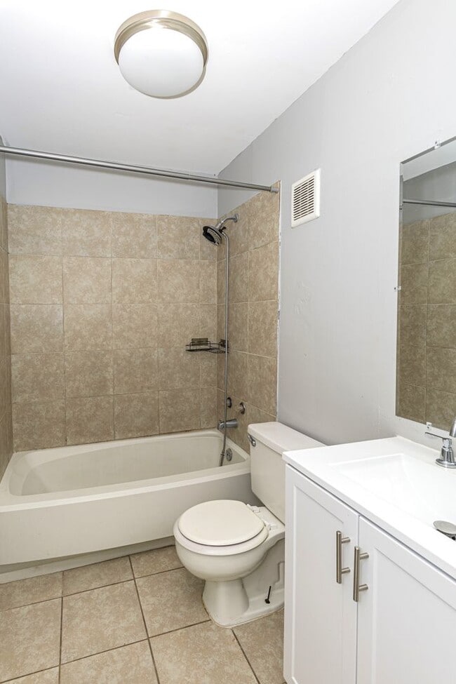 Building Photo - 3 Bedroom, 2 Bath Townhouse – Southeast Or...