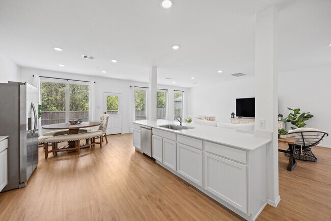 Building Photo - 2019 Iris Hls Ln