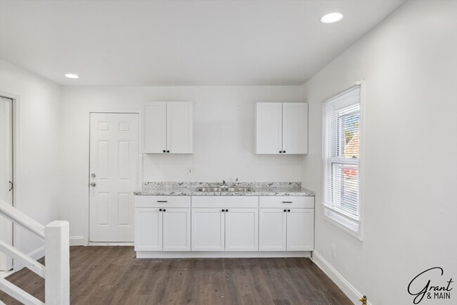 Building Photo - 4 bedroom $1550
