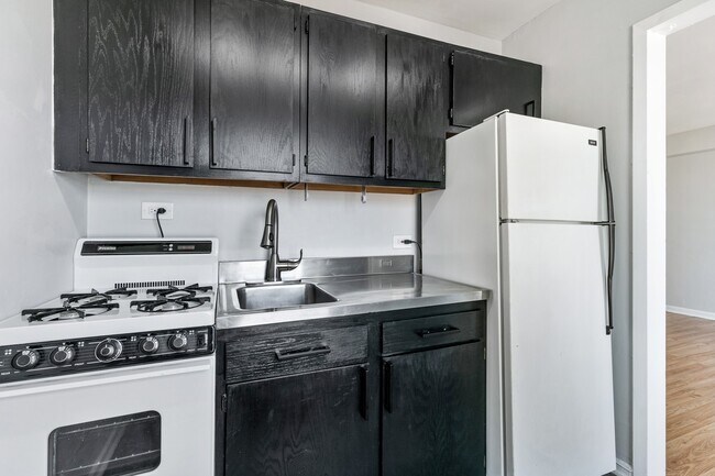 Building Photo - 5858 N Sheridan Rd