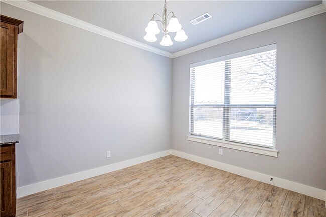 Building Photo - 303 Alder St