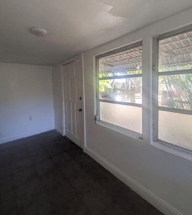 Building Photo - 622 6th Ave NE