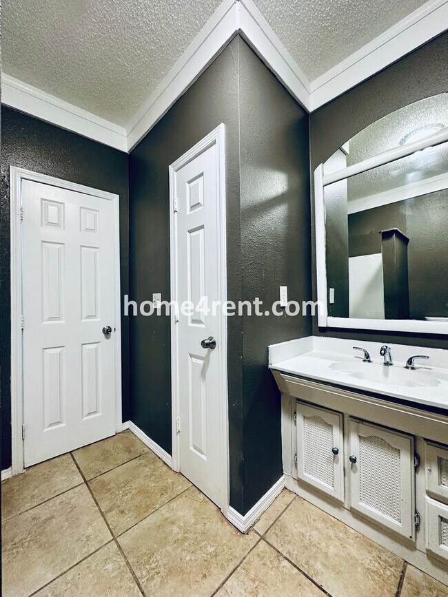 Building Photo - Updated 3 Bed, 2 Bath Ranch Home near Downtown Olathe!