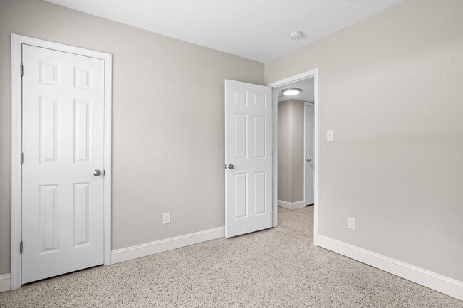 Building Photo - 613 Edgecliff Dr