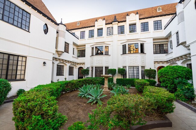 Building Photo - 503 S Catalina St