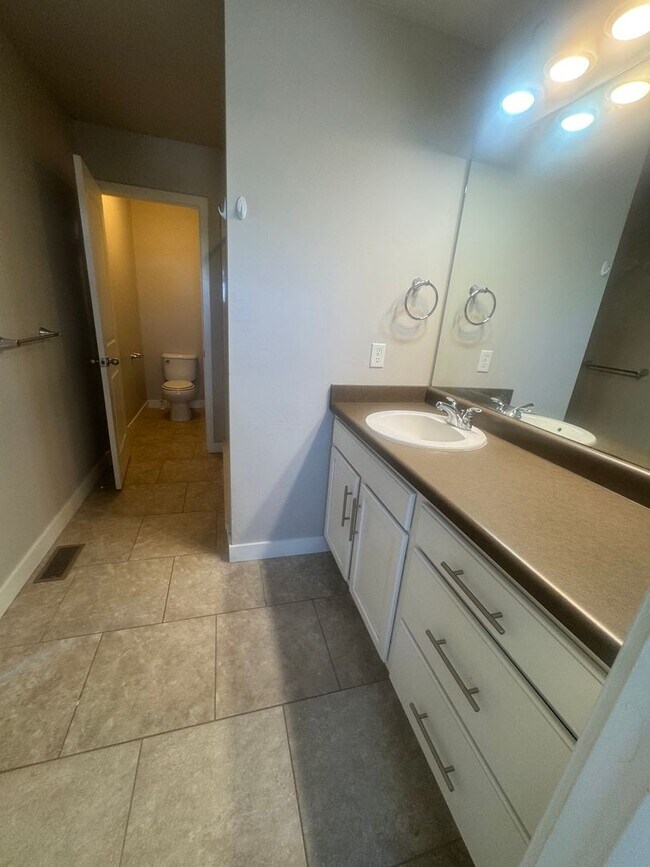 Building Photo - Incredible Herriman Townhome for rent!