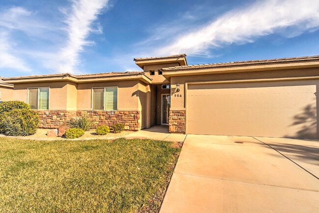 Building Photo - 3 bed 2 bath home with fully-fenced yard