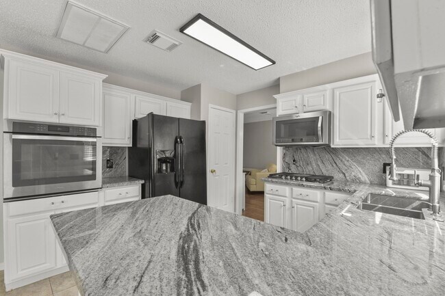 Building Photo - 630 Hawthorn Pl