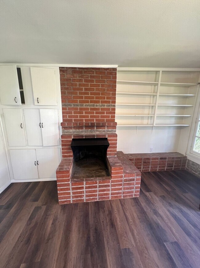 Building Photo - Charming back Studio